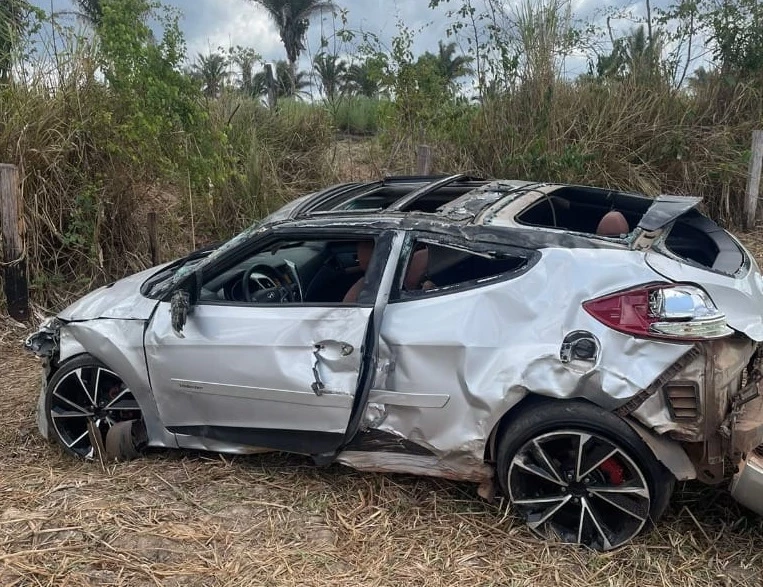 Acidente de carro na BR-316. (Foto: Divulgação/PRF-MA)