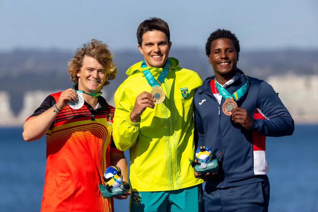 Bruno Lobo em pódio no Chile recebendo a segunda medalha de ouro no Pan da carreira (Crédito: Míriam Jeske/COB)