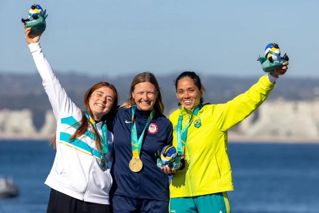Socorro Reis (a dir.) recebendo a sua medalha de bronze no Chile (Crédito: Míriam Jeske/COB)