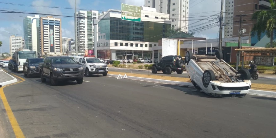 Carro capota após ser ultrapassado e atingido por outro...