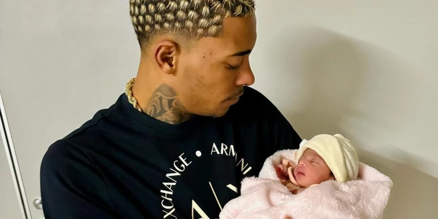 MC Poze do Rodo e a pequena Manuela.