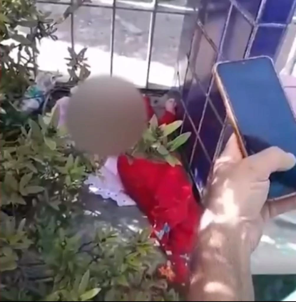 A criança foi abandonada juntamente com uma bolsa contendo fraldas, roupas, lenço umedecido, pasta para assadura e outros itens para cuidados infantis. Foto: Reprodução