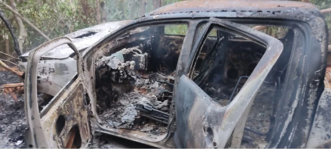 Carro foi incendiado, e um PM morreu carbonizado. (Foto: Divulgação/PMMA)