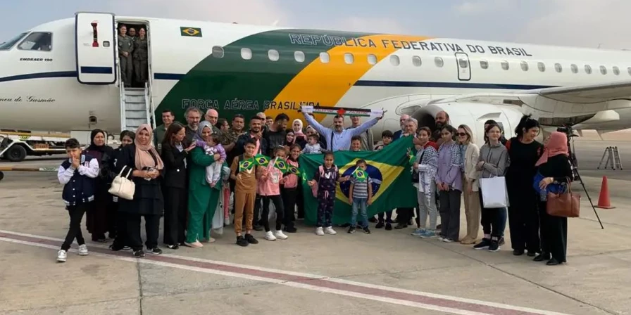 Grupo de brasileiros que conseguiu deixar a faixa de Gaza após o contra-ataque de Israel aos terroristas