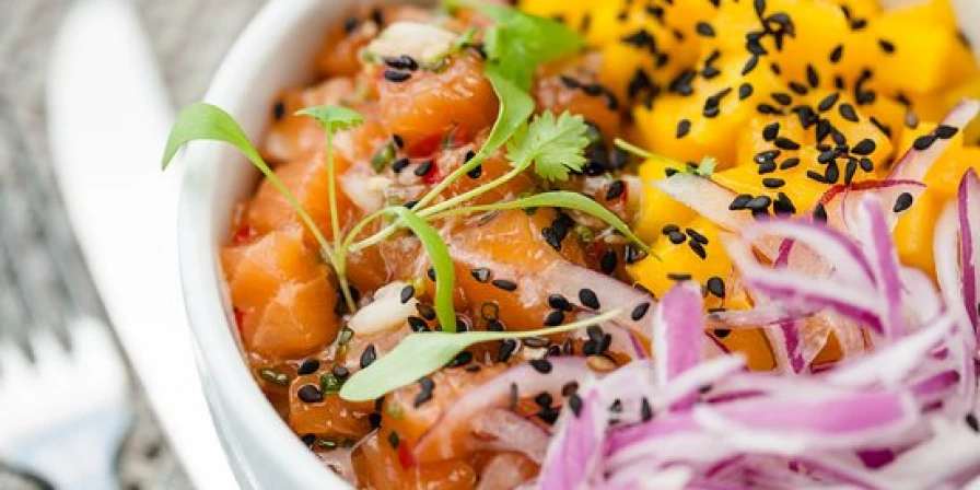 Poke com salmão e atum.
