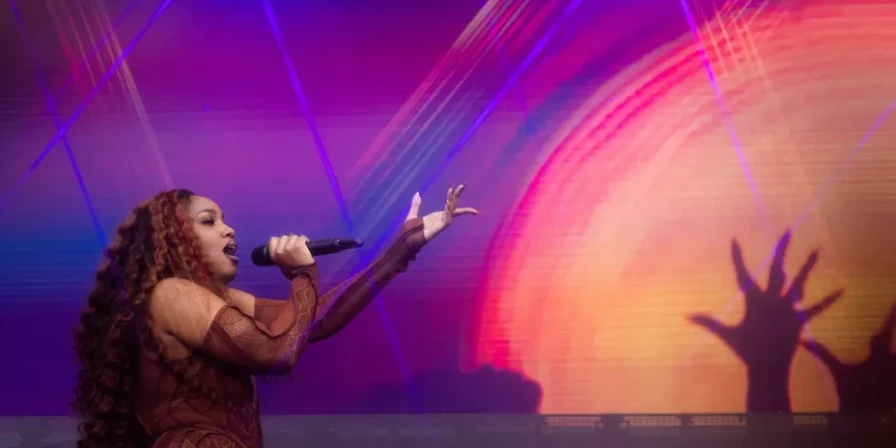 A cantora IZA será uma das atrações do Grammy Latino.