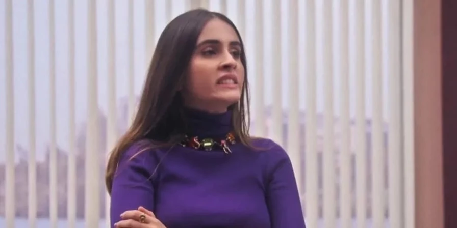 Cris tenta cortar o clima entre ela e Tony.
