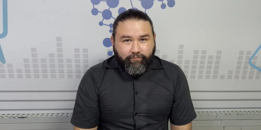 O meteorologista Hallan Cerqueira concede entrevista ao programa Abrindo o Verbo.
