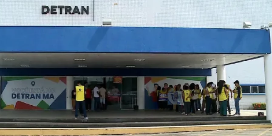 A greve é contra o congelamento dos salários, que já dura 10 anos, segundo a categoria.