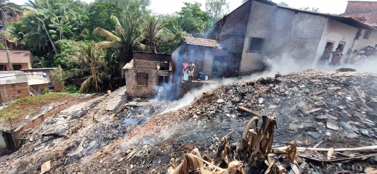 Fogo destrói casas no bairro João de Deus. (Foto: Murilo Lucena / TV Mirante)