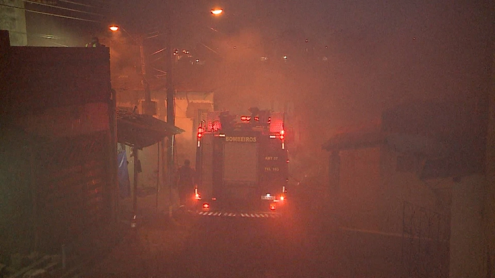 Ainda na noite dessa sexta, equipes do Corpo de Bombeiros estiveram no local para controlar as chamas. (Foto: Reprodução / TV Mirante)