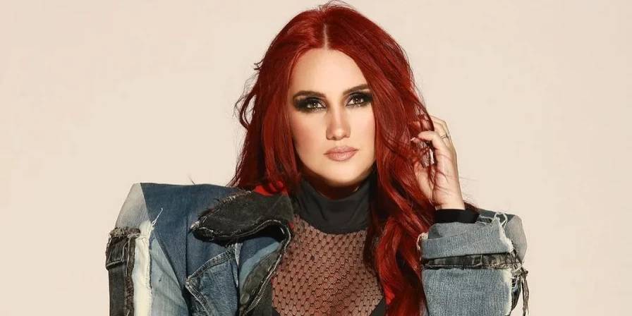 Dulce María é conhecida por ter interpretado "Roberta" na série mexicana RBD.