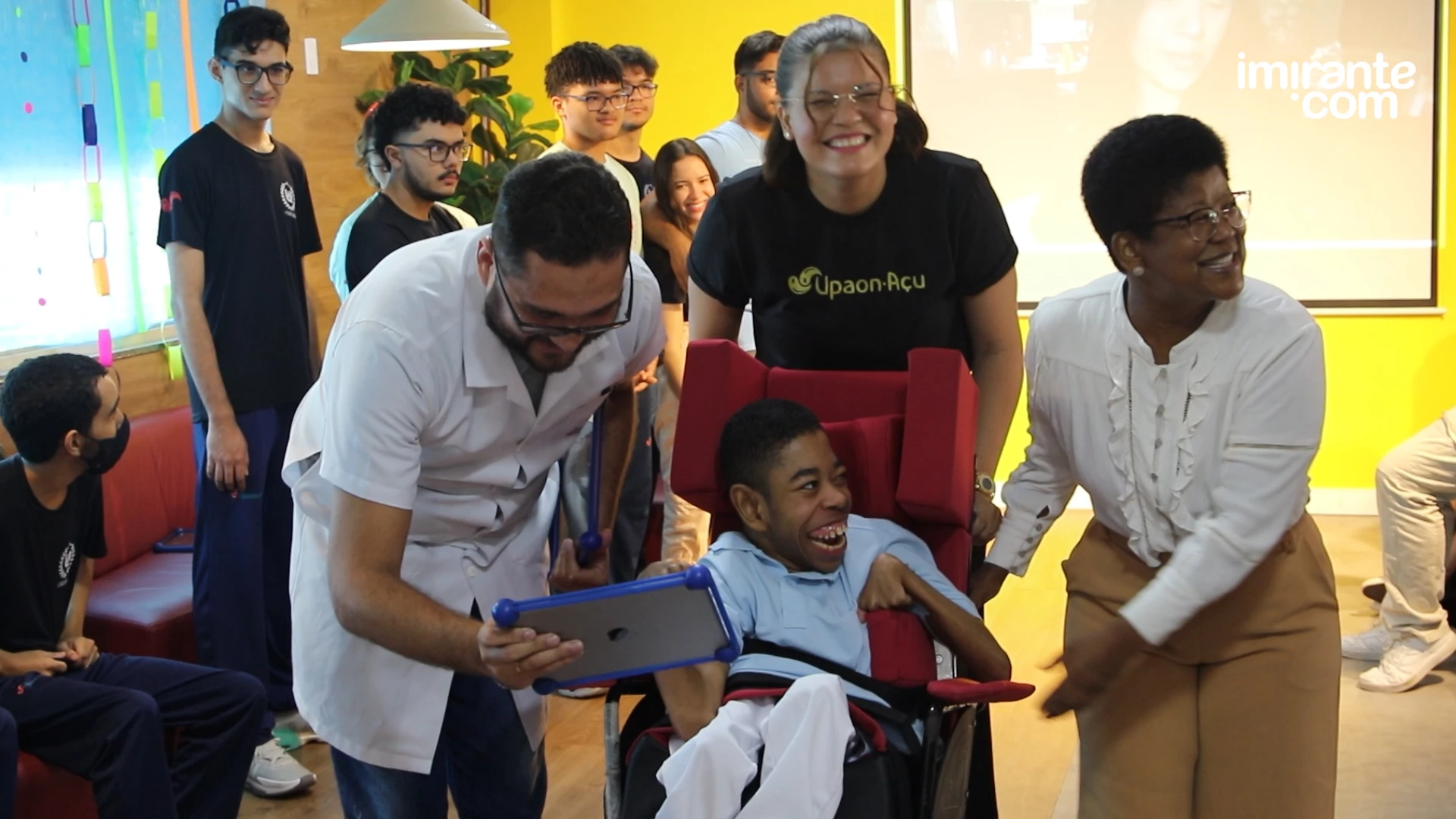 Campeão brasileiro de automobilismo visita a escola onde estudou