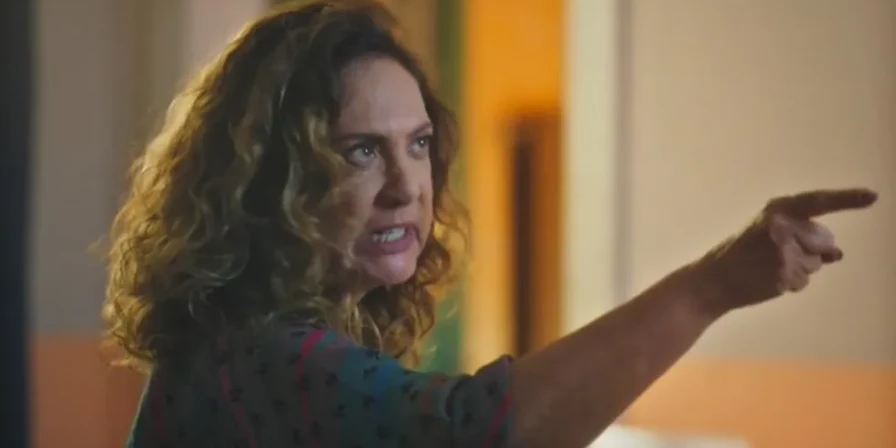 Agatha (Eliane Giardini) explica por que pretende se vingar de Antônio (Tony Ramos)