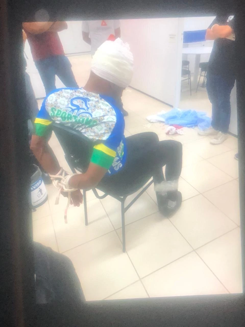 Após o ataque, o homem foi imobilizado por outros alunos. (Foto: reprodução)