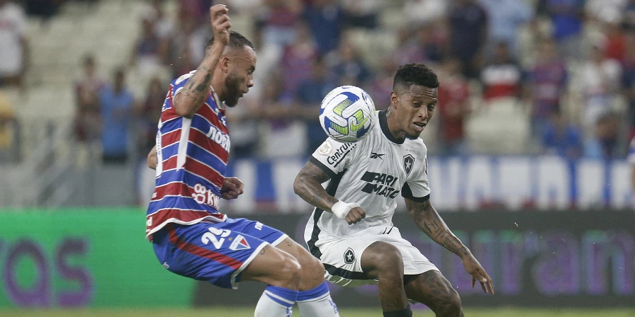Lance do jogo entre Fortaleza e Botafogo, na Arena Castelão.