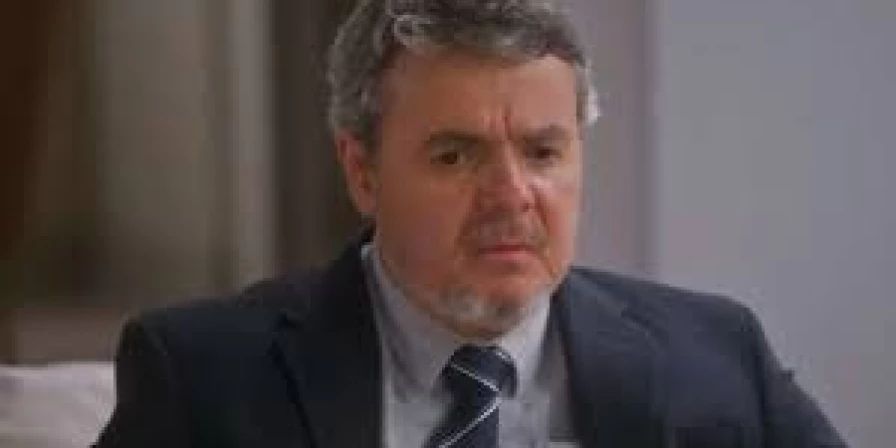 Roberto (Cássio Gabus Mendes)