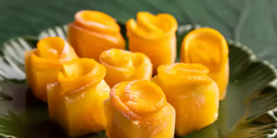 Gelo de laranja em formato de rosa.