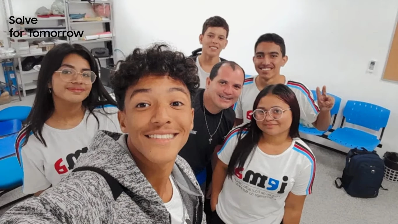 Os alunos que desenvolveram o projeto de combustível sólido estão no primeiro ano do ensino médio. (Foto: Reprodução)