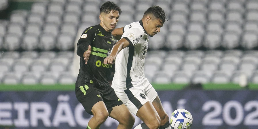 Lance da partida entre Coritiba e Botafogo, no Couto Pereira.
