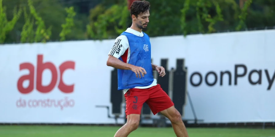 O zagueiro Rodrigo Caio durante treino do Flamengo.