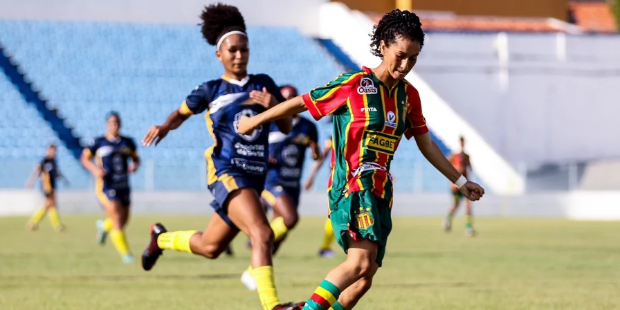 Lance da partida entre IAPE e Sampaio Corrêa, pela final do Maranhense Feminino.