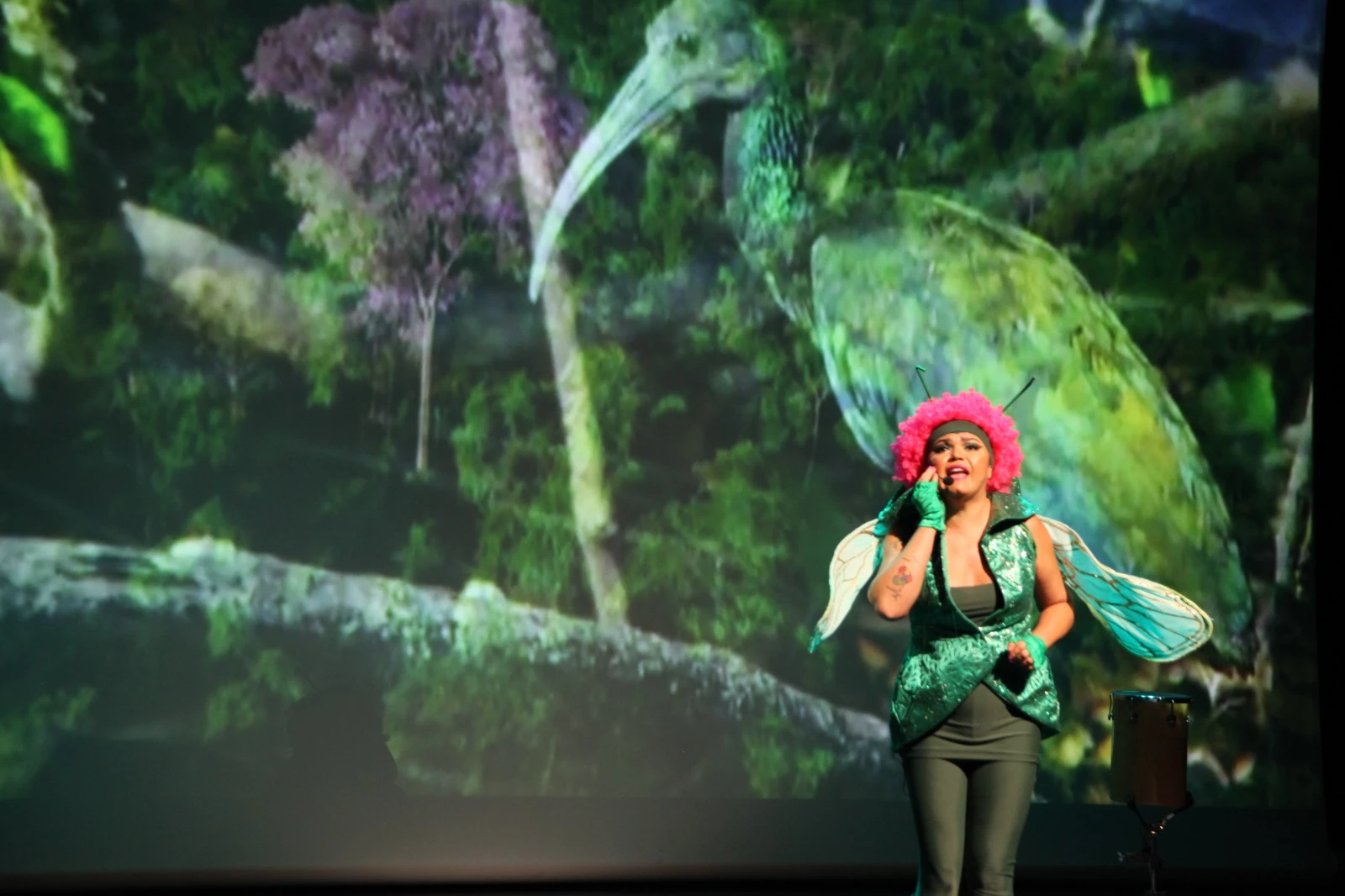 Anna Torres durante o musical em teatro de Paris