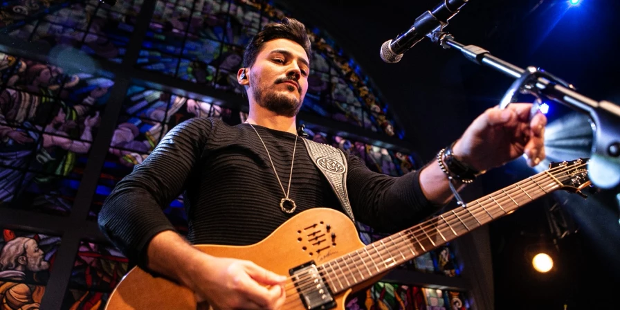 O cantor Thiago Brado se apresenta quinta-feira (7), no largo do Santuário.