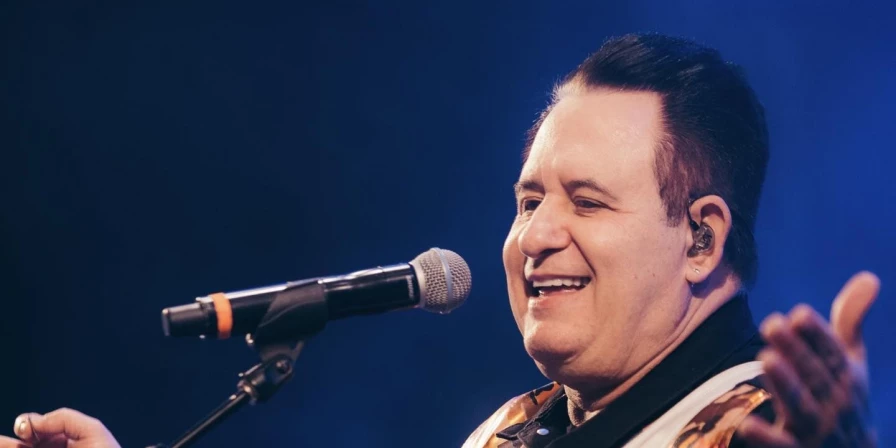 O cantor Marrone se afasta dos palcos.