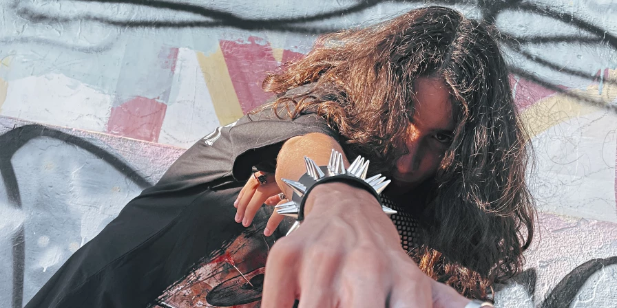 Com ingressos no valor de R$20 (inteira) e R$10 (meia), o show de lançamento do álbum “Love Hurts” já está com as vendas digitais na plataforma do Sympla.