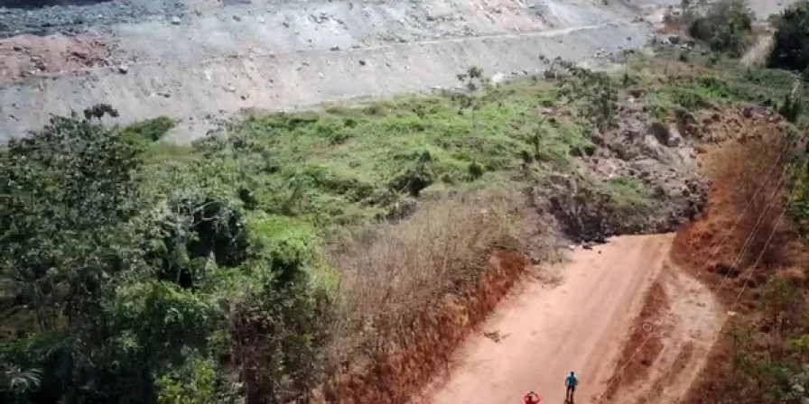 O deslizamento de rejeitos aconteceu na manhã do último sábado (2).d (Foto: Neto Weba)