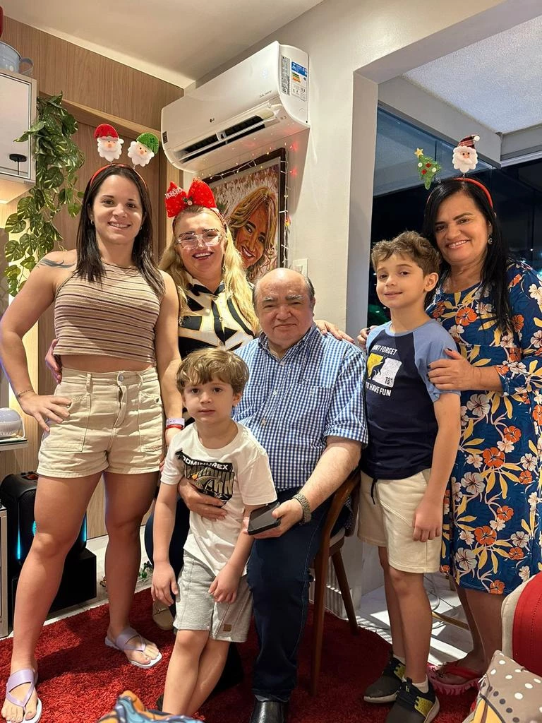 Já em clima de Natal, Glorinha Holanda reuniu alguns membros da família para uma reunião festiva em seu apartamento na Ponta d´Areia: Marcella e Thallissonn Vilhena com os filhos Benício e Leonardo, Clores Holanda e este Repórter PH