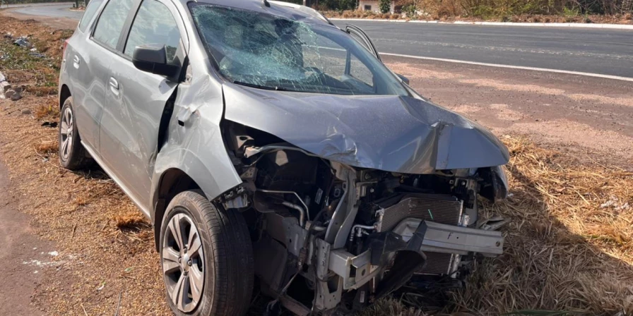 Carro derrapa e derruba placas na BR-135.