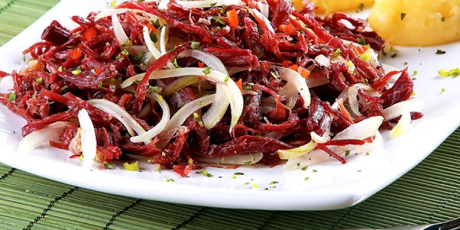 Carne seca acebolada.