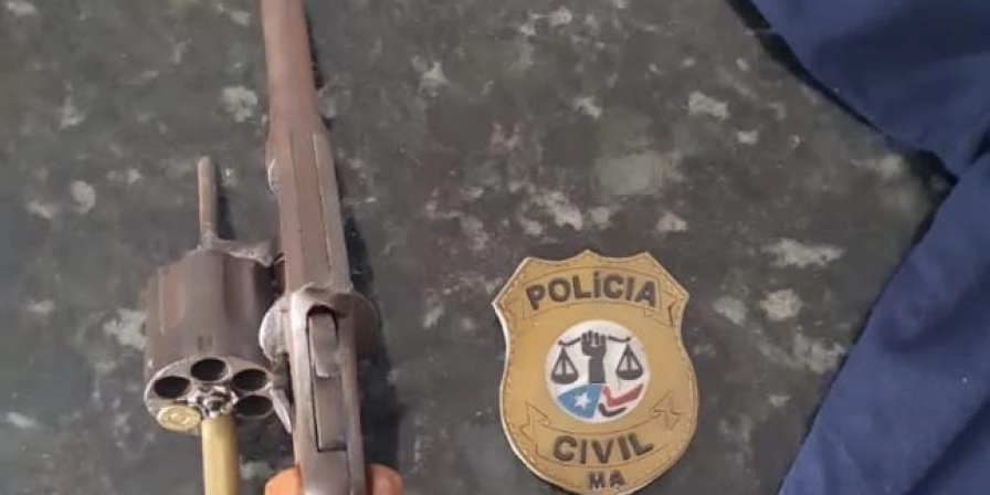 Arma de fogo usada no crime foi apreendida.