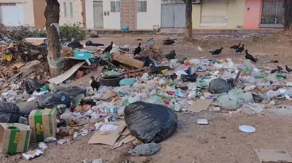 Lixo acumulado em praça no Conjunto Maiobão. (Foto: Juvêncio Martins/TV Mirante)