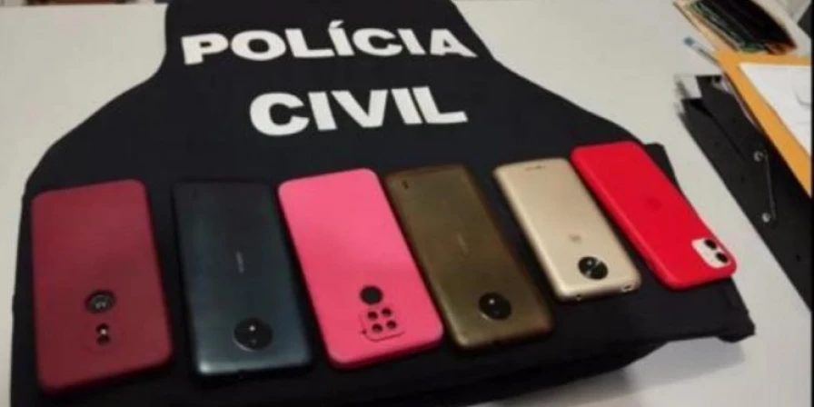 A polícia prendeu o homem e apreendeu seis aparelhos celulares, que serão periciados.