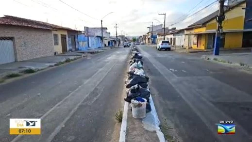 Sem coleta, lixo ficou acumulado no canteiro central. (Foto: Reprodução/TV Mirante)