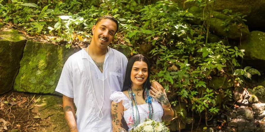 Delacruz e Gabriela Andrade se casam em cerimônia umbandista.