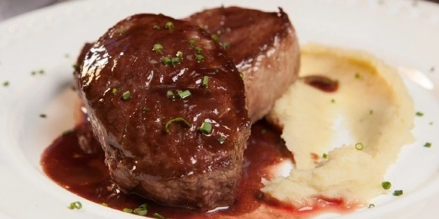 Filé mignon com molho de vinho tinto.