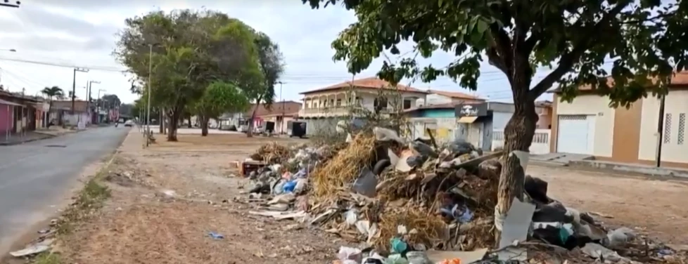 Moradores reclamam de lixo se acumula em Paço do Lumiar.
