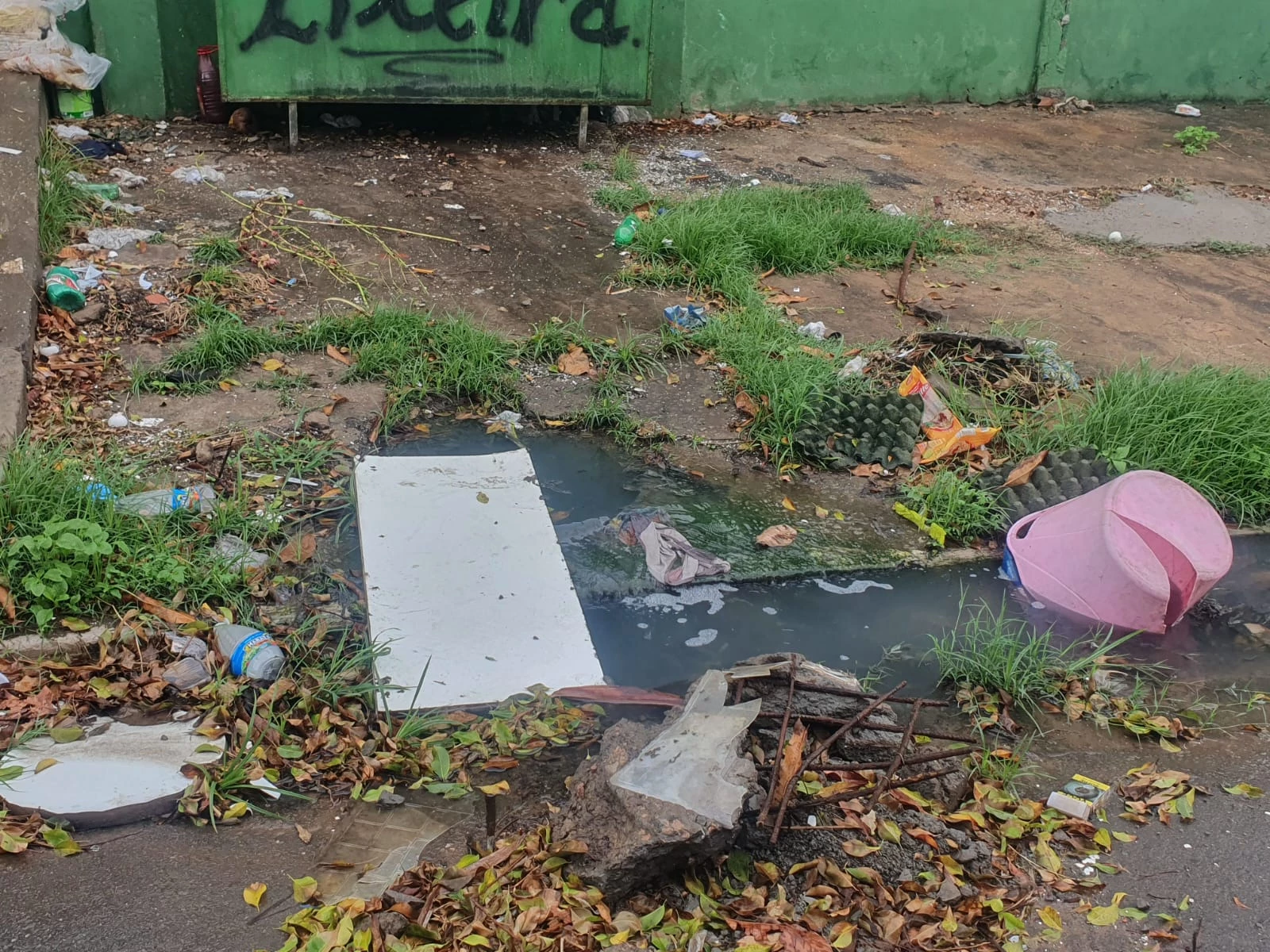 Esgoto entupido na avenida Ivar Saldanha. (Foto: Imirante.com)