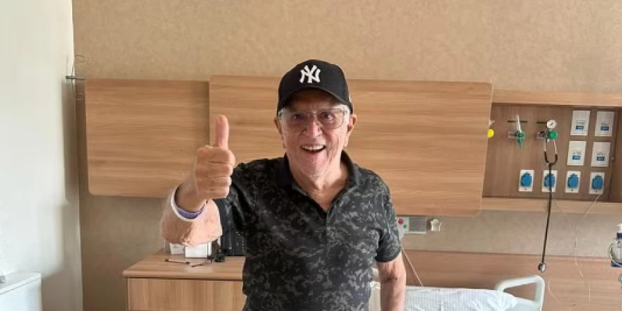 Carlos Alberto de Nóbrega recebeu alta hospitalar nesta terça-feira (19).