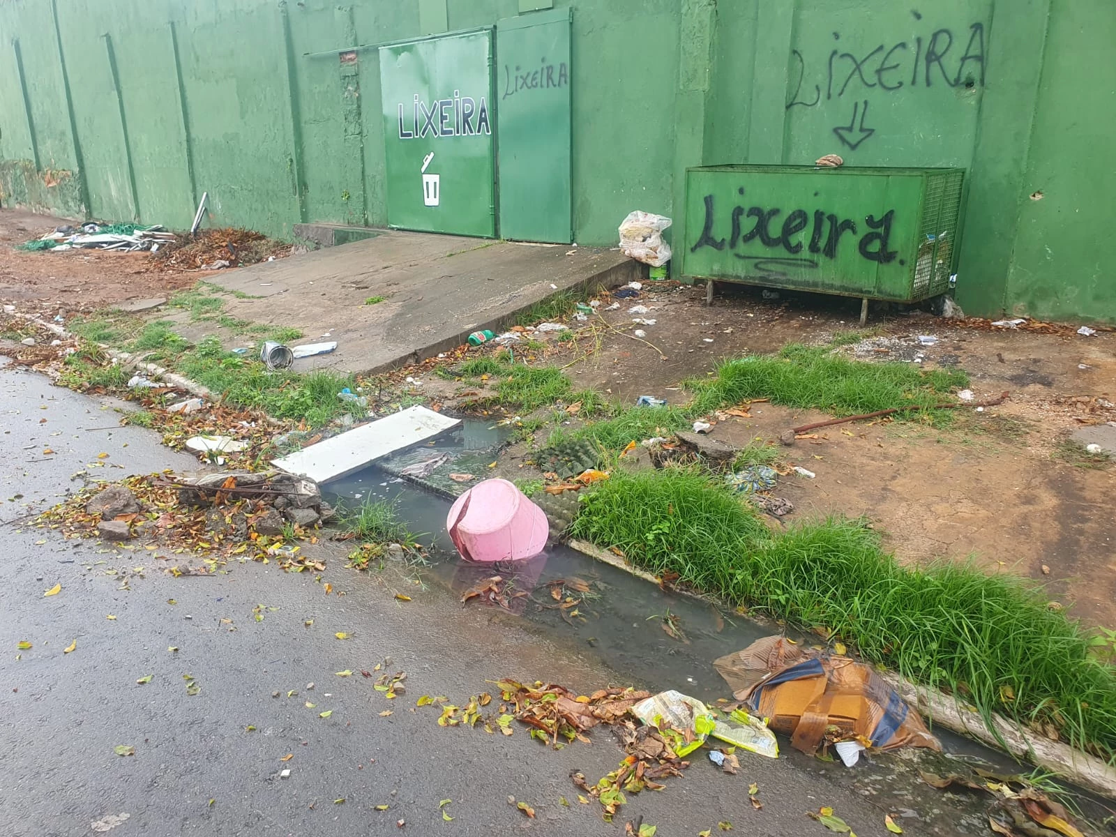 Esgoto entupido na avenida Ivar Saldanha. (Foto: Imirante.com)