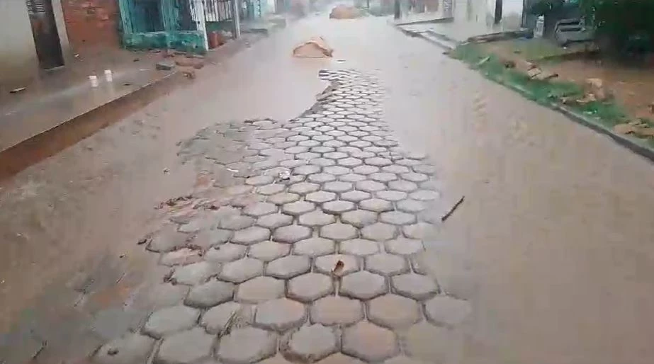 Chuva deixa rua alagada em Paço do Lumiar. (Foto: Reprodução)