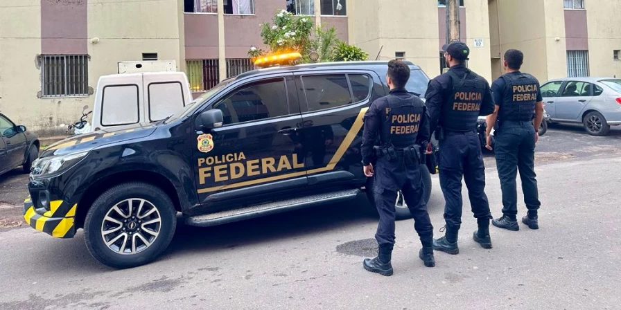 De acordo com a PF, a operação conta com apoio do Núcleo de Operação com Cães (NOC) da Polícia Civil do Maranhão (PC-MA).