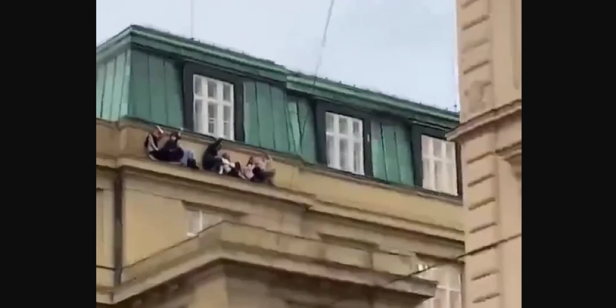 Estudantes tentaram se esconder durante o ataque.