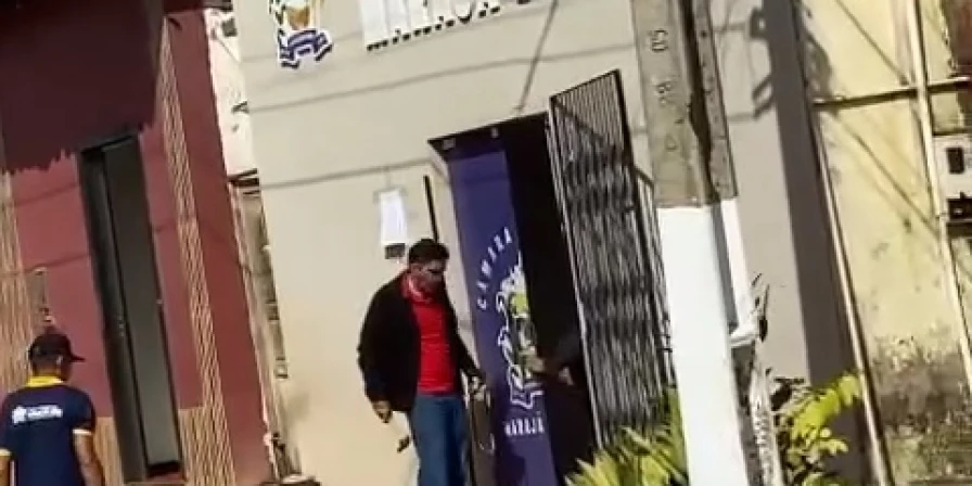 "Facadinha" de martelo em punho em frente à Câmara