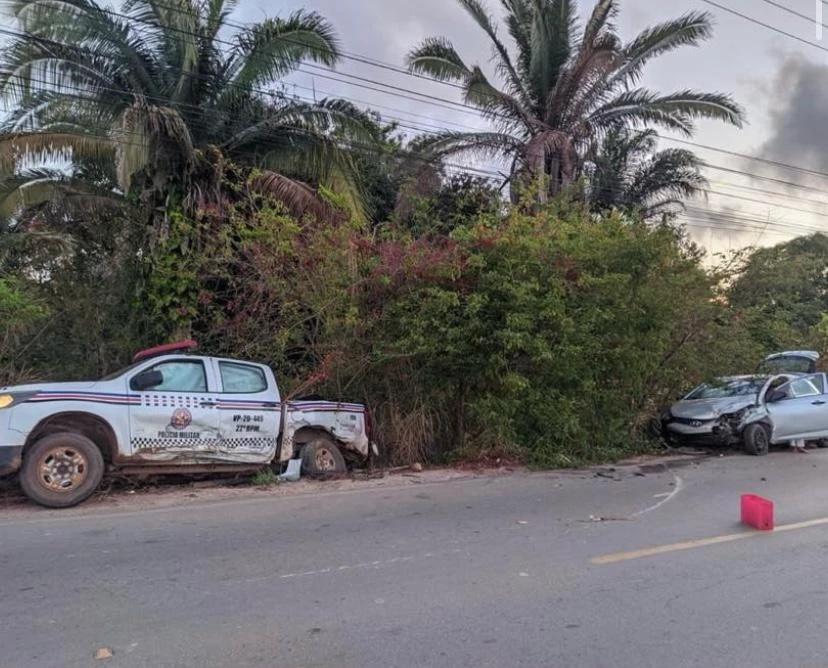 Carro da PM envolvido em acidente na MA-204. (Foto: Divulgação)