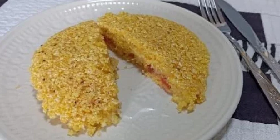 Cuscuz de frigideira recheado.